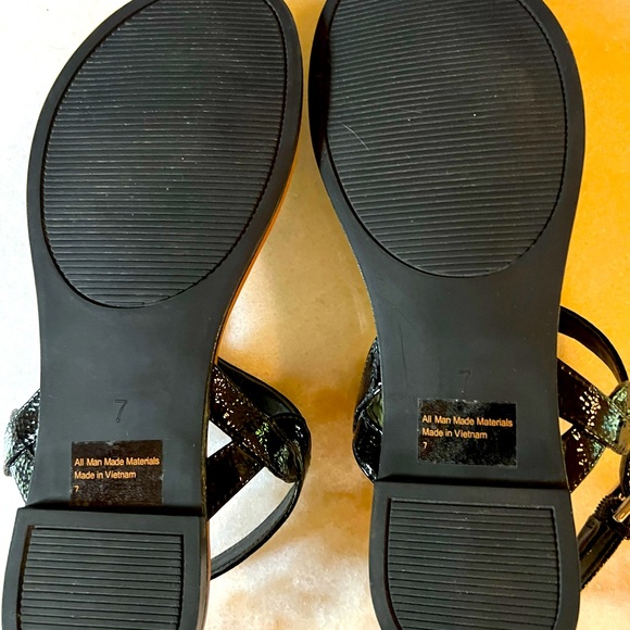 New Aubrey Lynn Black Patented Flats Sandals Size 7 - Picture 9 of 9